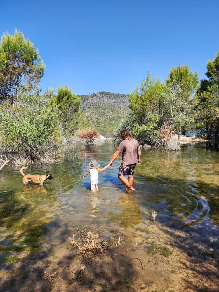 Dimitri marchant dans la nature avec son enfant